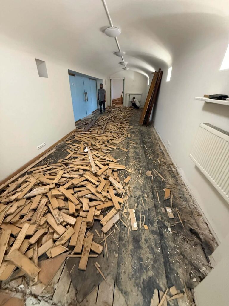 Demontaż drewnianej podłogi w budynku w Warszawie przy ul. Nowy Świat