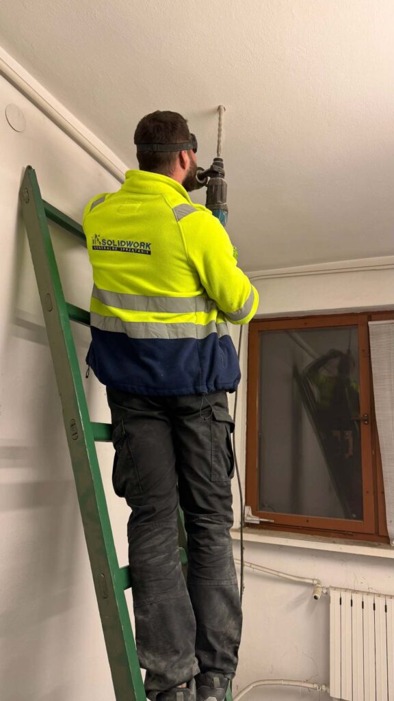 Nawiercanie stropu w celu udokumentowania przekroju jego budowy. Usługa wykonana dla firmy architektonicznej w jednym z Warszawskich budynków.