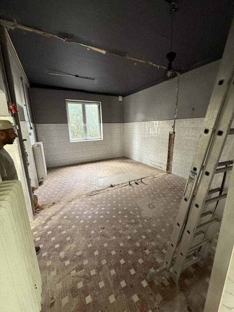 Wyburzenie ścianki działowej wraz z wyniesieniem gruzu w celu przygotowania pomieszczenia pod dalsze prace remontowo-budowlane.